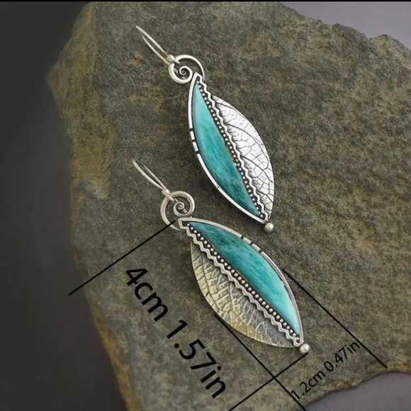 NEW! Faux Turquoise  Leaf Earrings - Picture 10 of 11